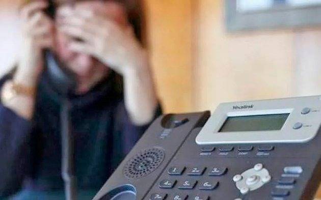 Lo arrestan por llamar a su esposa más de 100 veces al día