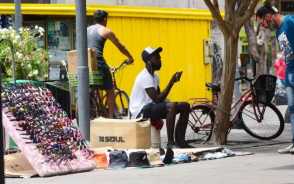 Senegaleses pasan de manteros a galeristas en 7 entre 45 y 46