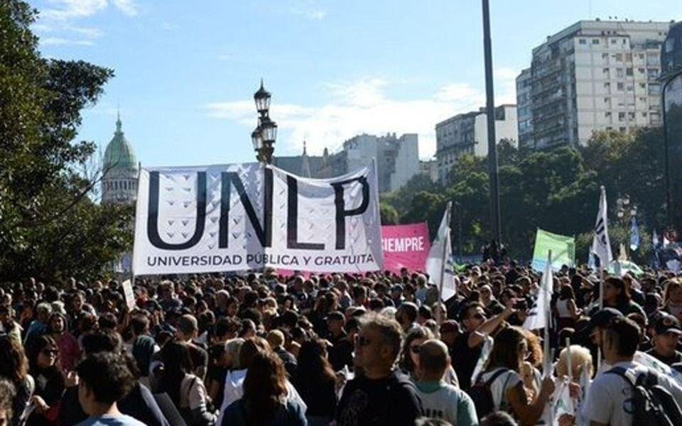 Marcha Federal Universitaria.- La UNLP, en huelga y una protesta por el presupuesto: se suman docentes y estatales bonaerenses