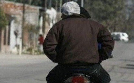 Iba camino al trabajo y fue interceptado por dos motochorros armados