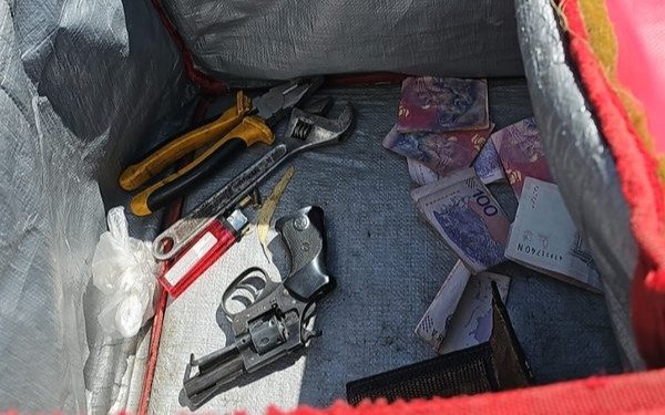 En Ensenada, un delivery fue descubierto con un arma en la caja de reparto