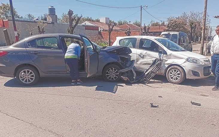 Terrible choque entre dos autos en Berisso terminó con un conductor herido