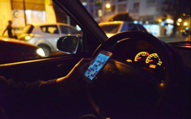 Peligro al volante: el uso del celular al manejar se extiende en el país