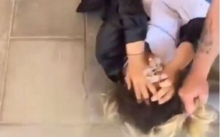Un grupo de madres golpeó a una docente