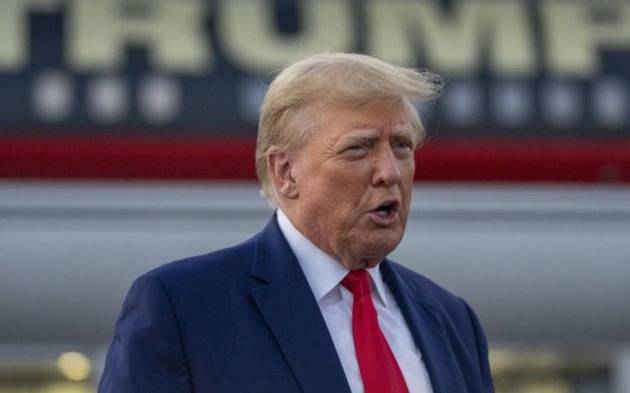 Un hombre armado cerca de un acto de Donald Trump