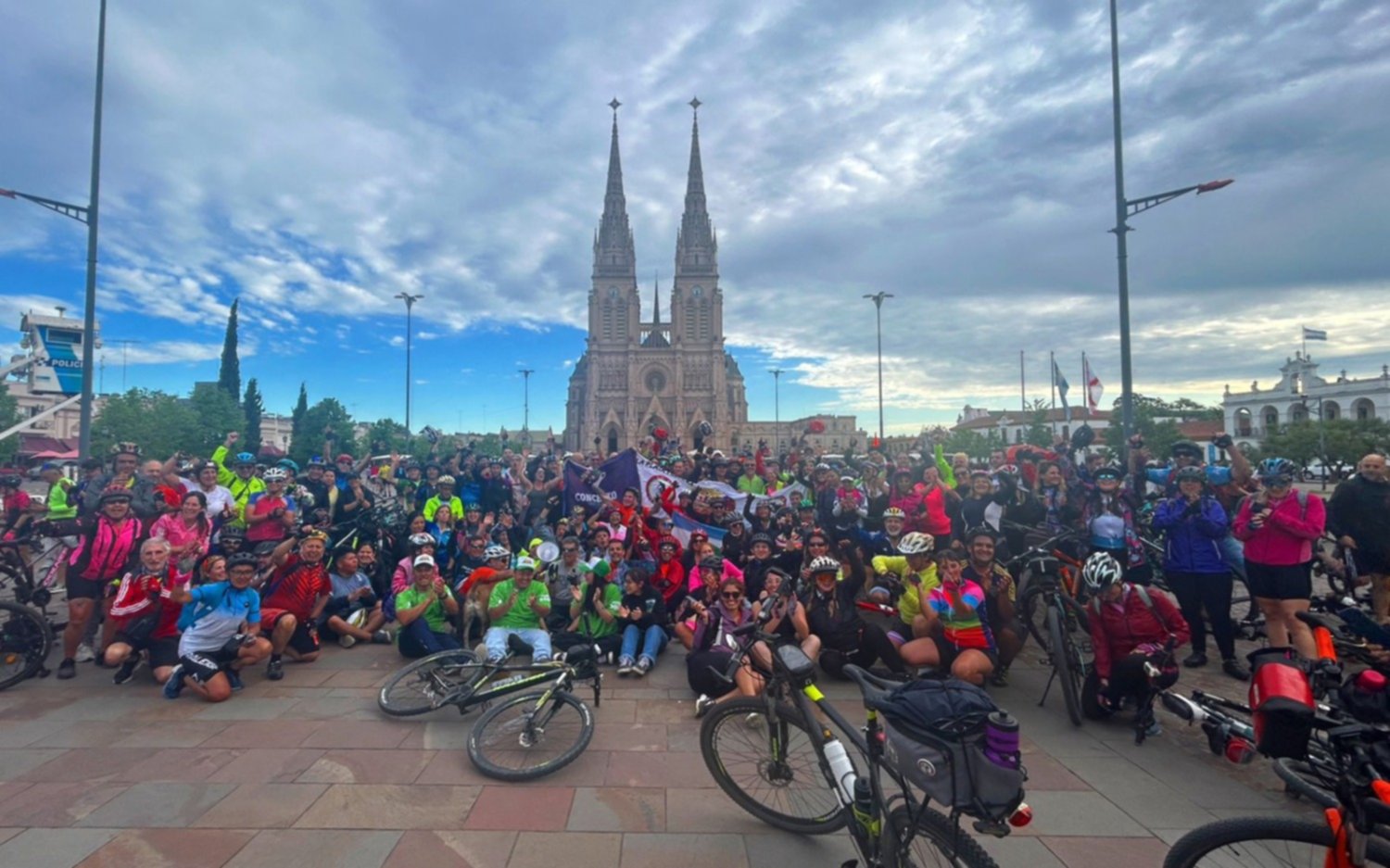 Emotiva travesía de 300 ciclistas platenses que viajaron a Luján