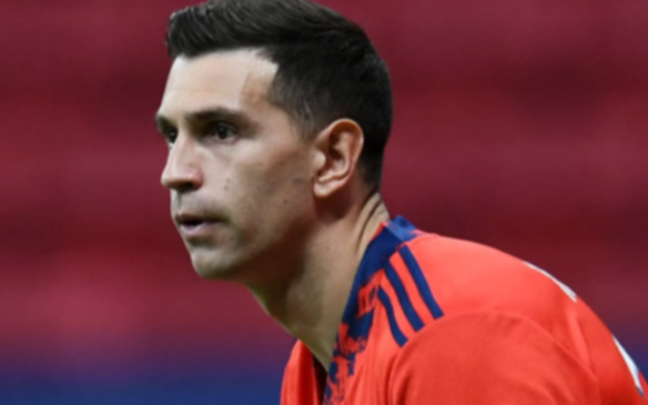El Dibu Martínez atajó un penal clave en la victoria del Aston Villa