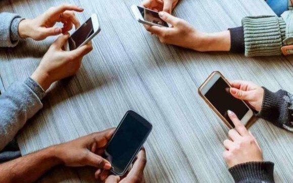 Las redes impulsan una moda nociva, opuesta al uso de protectores solares