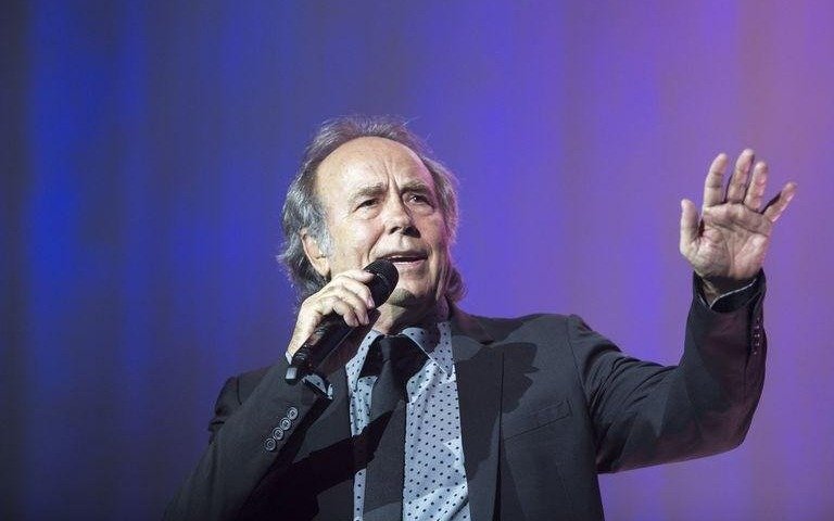 Retirado de los escenarios, Serrat se tienta con regresar