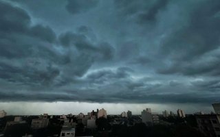 ¡Atención! Alerta naranja del SMN en La Plata por tormentas fuertes este miércoles: a qué hora llegan y cómo será su impacto