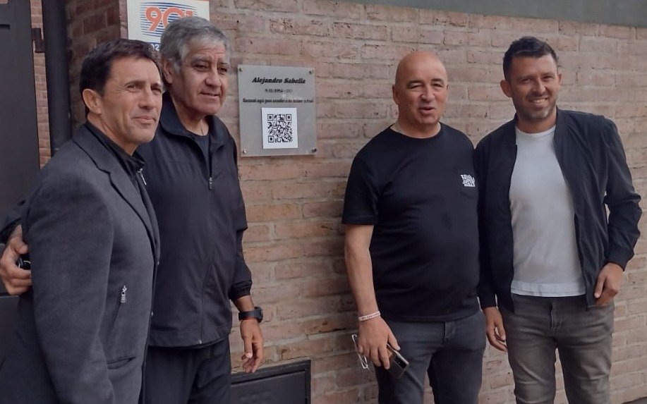 Emotivo homenaje por el cumpleaños número 70 de Sabella