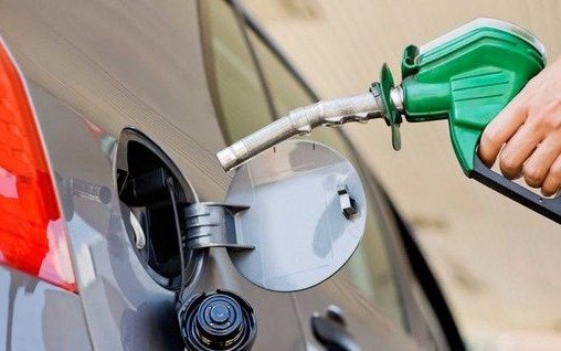 Los combustibles están más caros en dólares