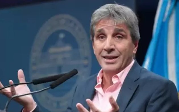 Caputo se quejó que paga mucho de celular