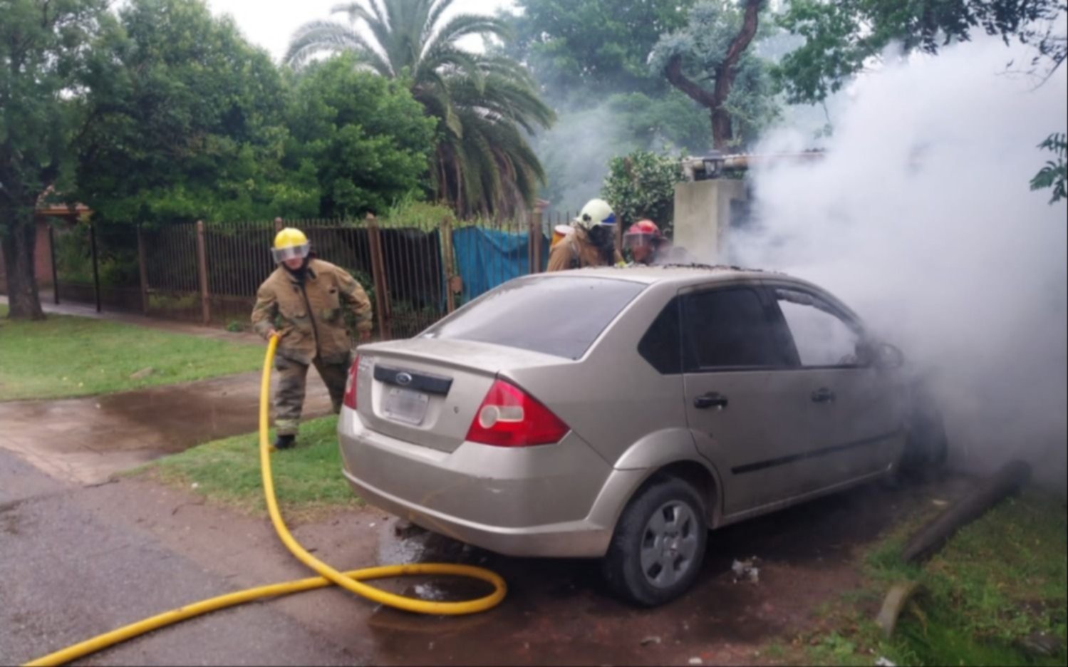 Un auto prendido fuego puso en vilo a los vecinos