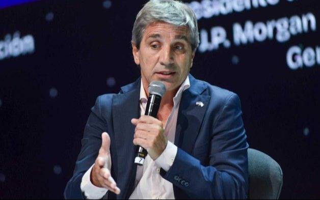 Caputo: fin del cepo en 2025 y del dólar turista