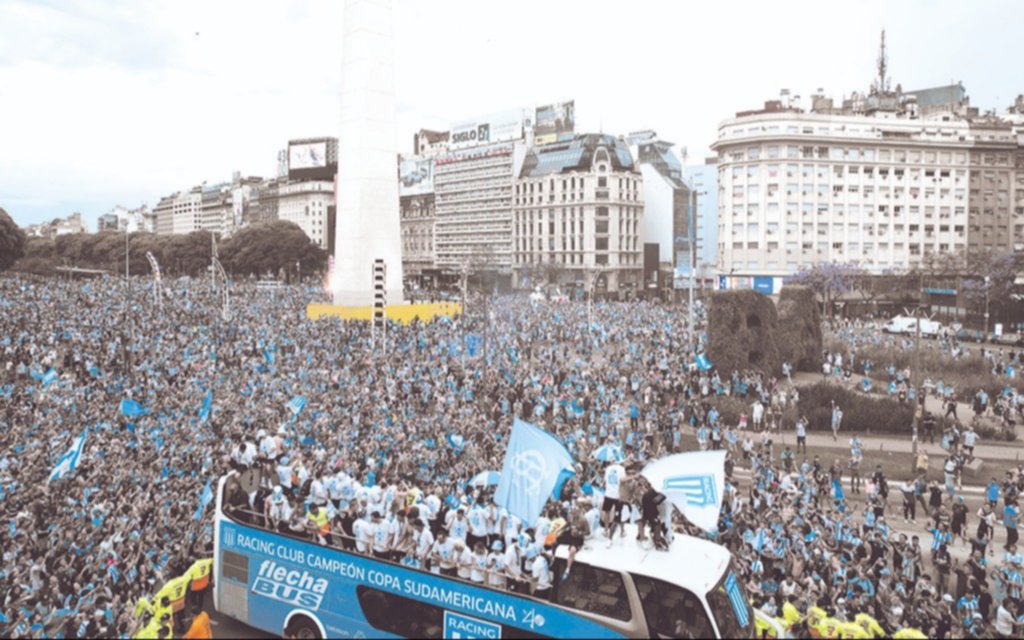 Racing trajo la Copa y lo celebró con sus hinchas