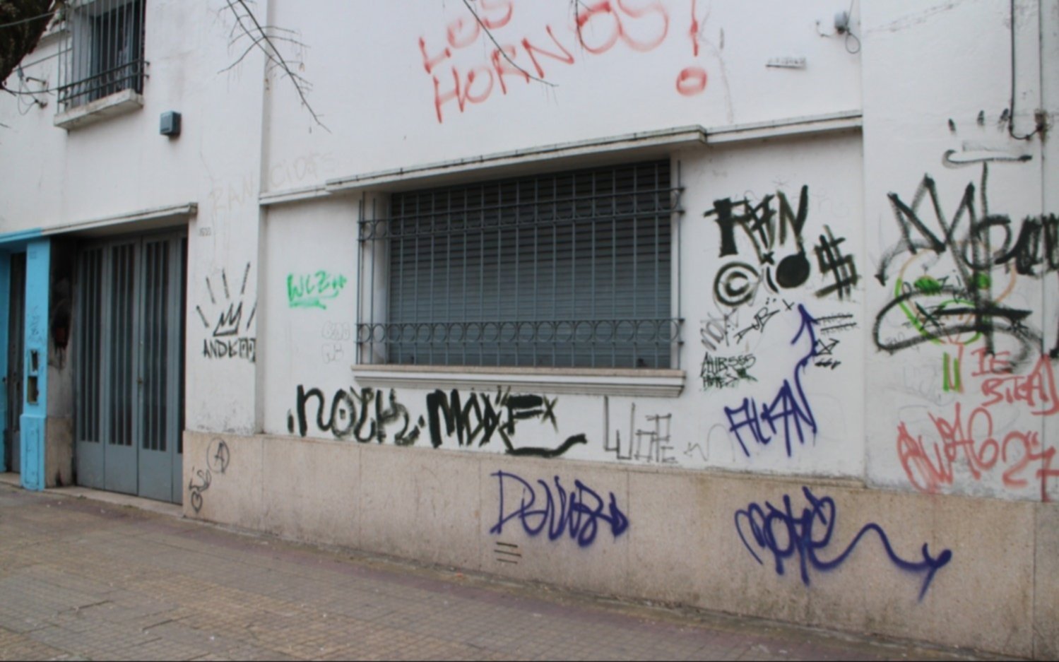 La Ciudad debe ganar la batalla contra la profusión de grafitis que la dañan