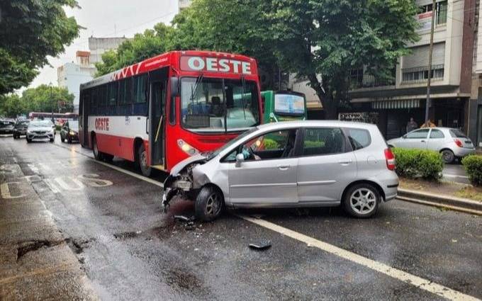 Tensión y milagro en un choque sobre Diagonal 80