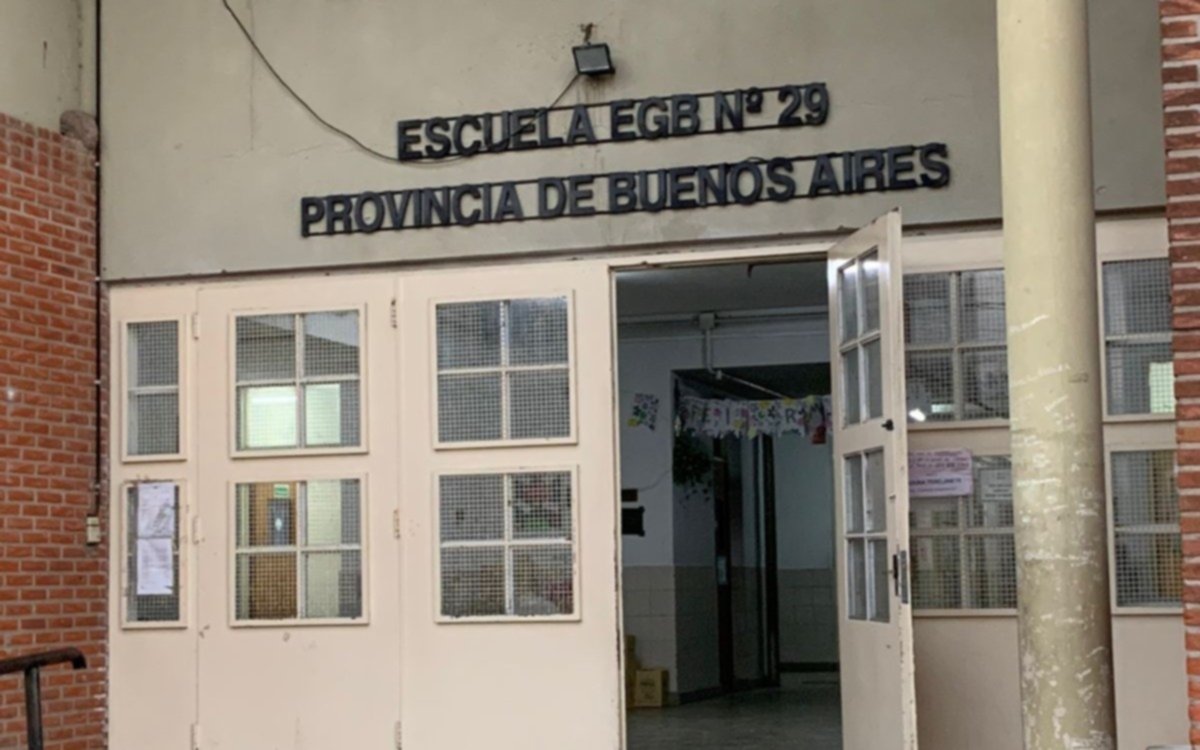 Padres de una escuela que quieren ocuparla para defenderla de los robos