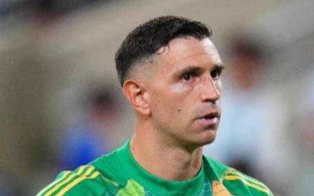 Dibu Martínez dejó la cancha por una lesión ante Chelsea