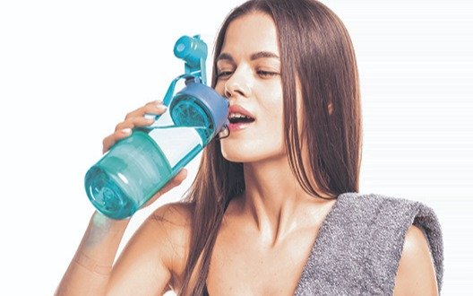 Técnicas para saber cómo descontaminar la botella de agua