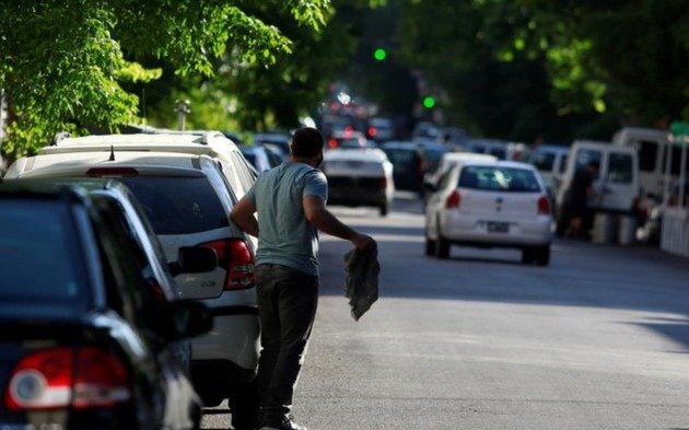 Debe accionarse contra el uso del espacio público por parte de los “trapitos”