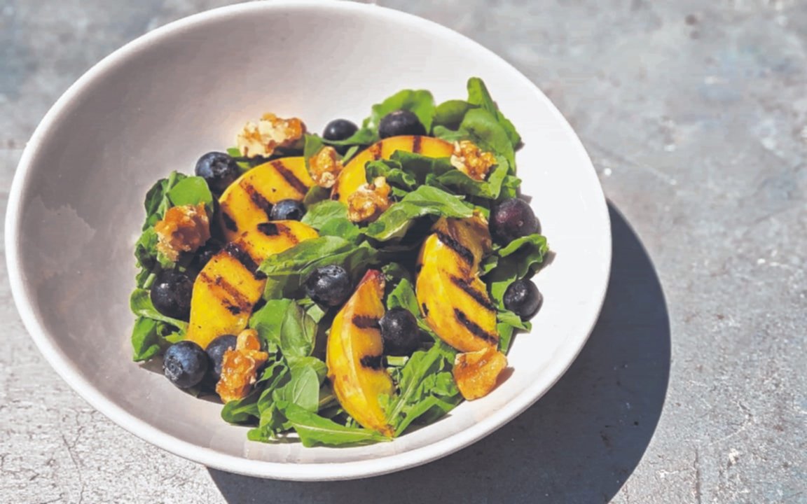 Ensalada de verano con duraznos grillados