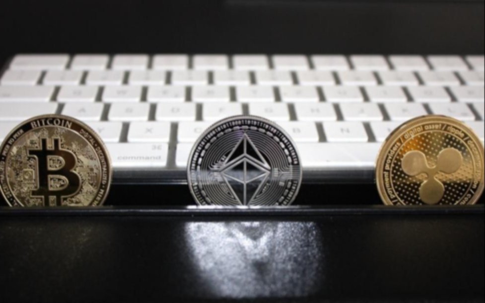 Aumenta la confianza en las cripto y baja en bancos