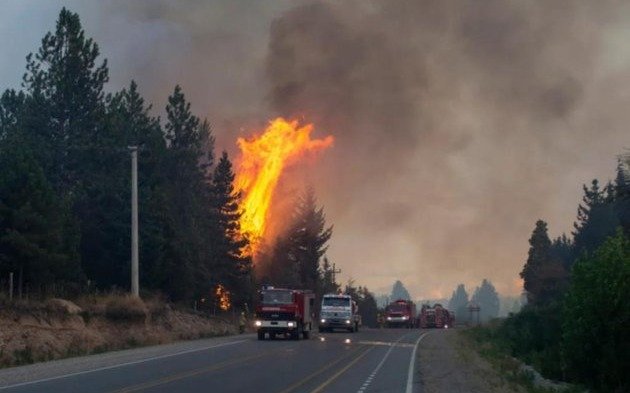 El Bolsón: evacuaron a 800 turistas y el fuego ya arrasó 2.000 hectáreas
