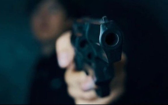 Encañonan a una joven y huyen con su mochila