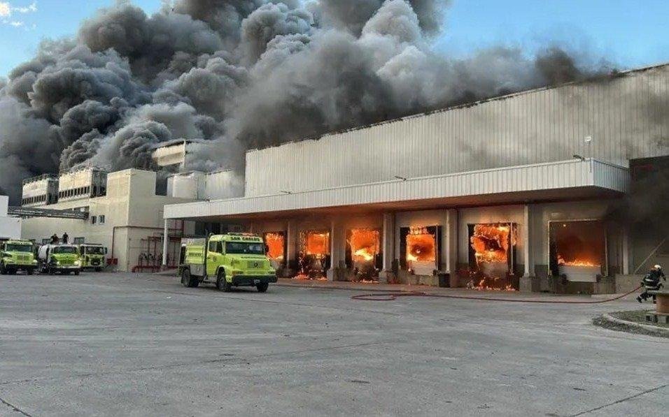 Un incendio que permite valorar el rol de la Defensa Civil y de los Bomberos