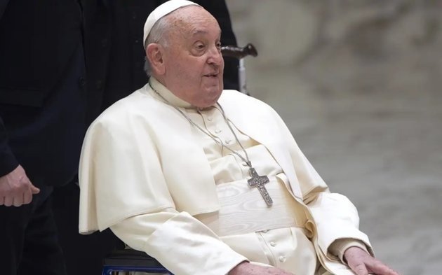 El Papa se levanta e intenta trabajar en el hospital, según el Vaticano