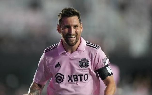 Sancionan al árbitro que le pidió un autógrafo a Messi en pleno partido
