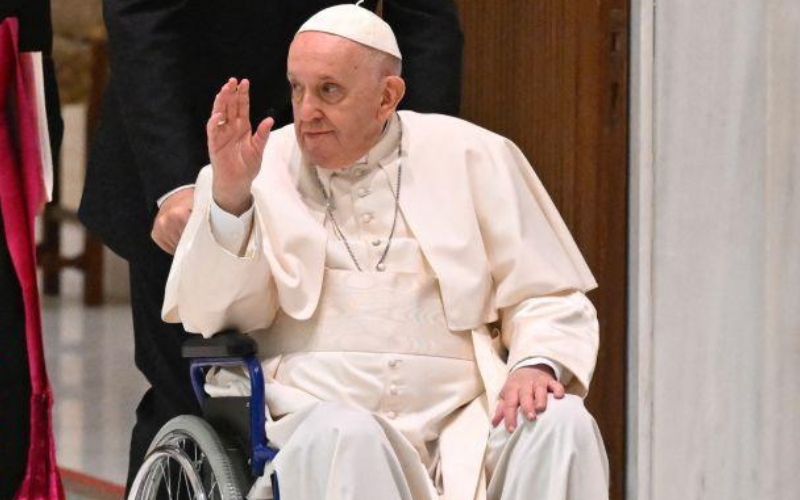 El Papa tuvo una “leve mejoría”, pero sigue en estado crítico