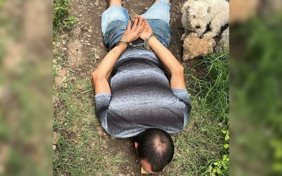 Un hombre hizo disparos desde el techo de la casa
