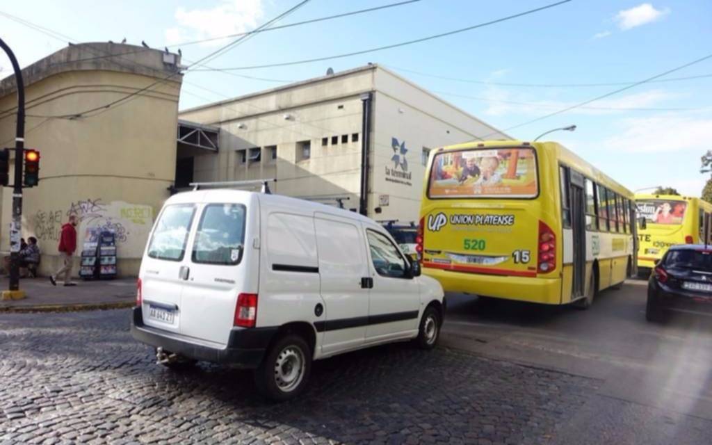 En la zona de la terminal de colectivos, una pérdida de agua provoca malestar