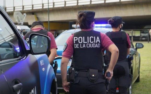 Llenan de policías las comisarías porteñas