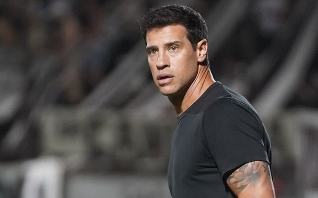 Huracán se cargó a Vélez y al entrenador