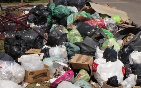 Exceso de basura, ausencia de luz en la esquina de calle 43 y diagonal 77
