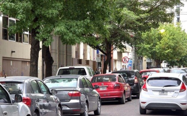 La doble fila frente a las escuelas no deja de complicar con los embotellamientos
