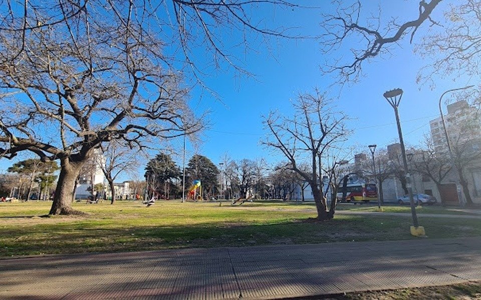 Nuevas quejas por el estado de la Plaza España y del Parque Saavedra