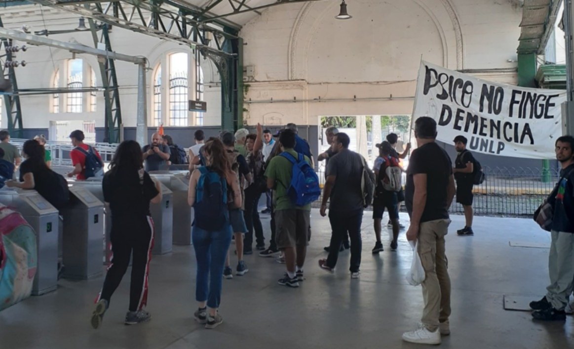 Desde La Plata, el movimiento en la estación de trenes rumbo a la marcha del Congreso