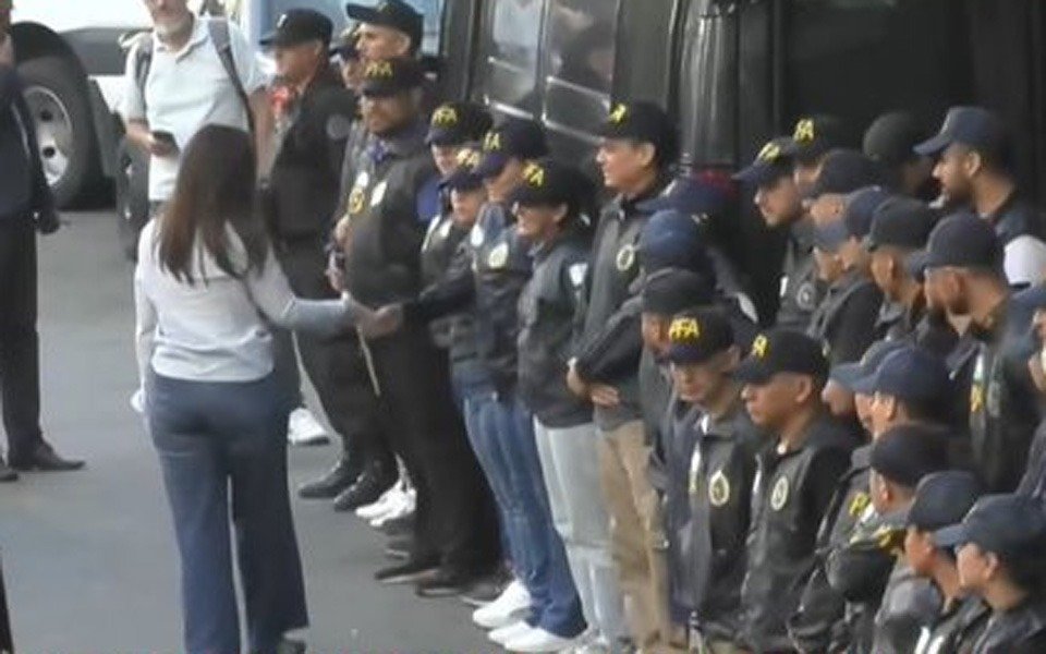 Victoria Villarruel salió a saludar a los policías frente al Congreso
