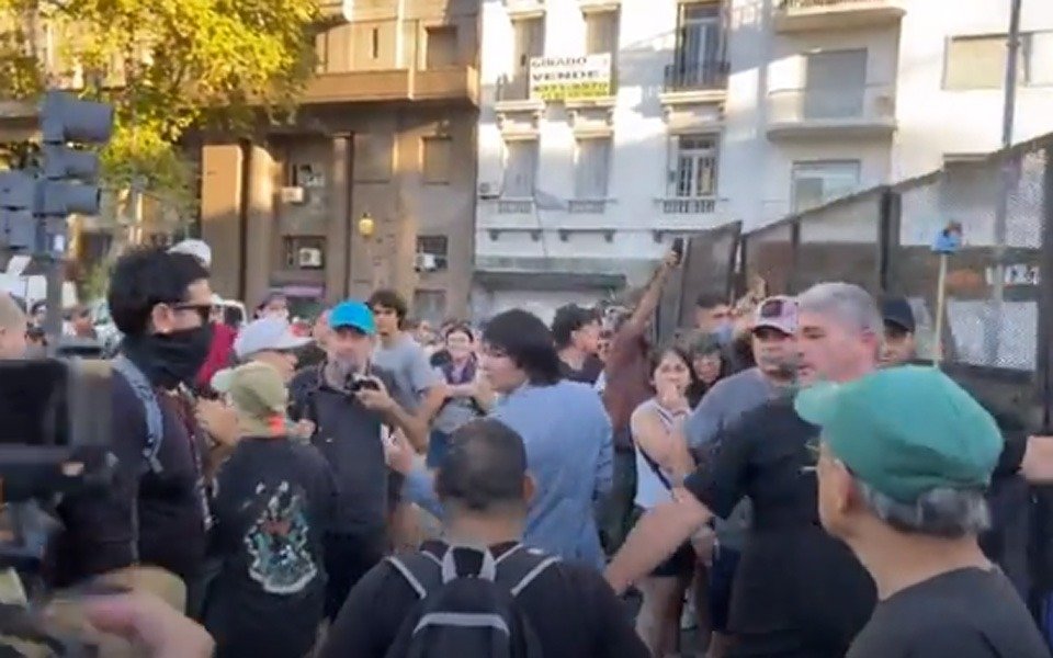 Increparon a un joven que hacía videos en Plaza Congreso