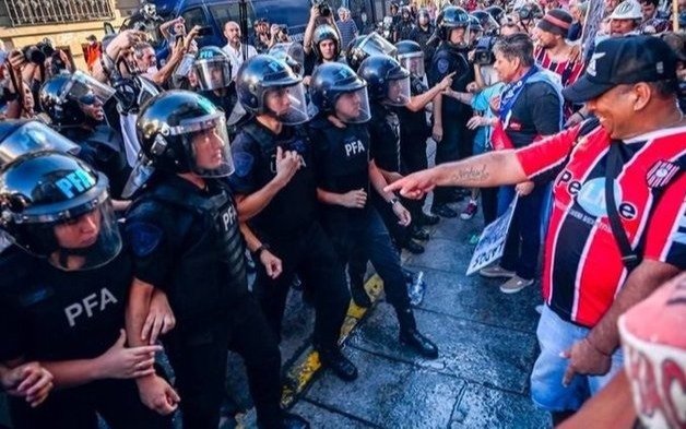 Hinchas, ¿la inesperada oposición al ajuste?