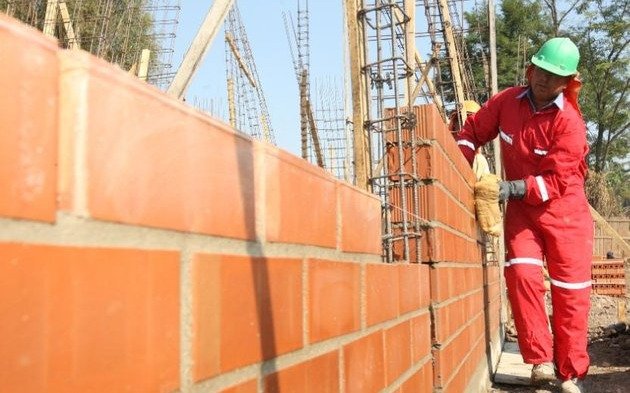 Se recupera la construcción y creció 2% en un mes