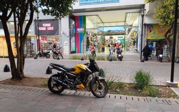 Reclamos por las motos estacionadas en las veredas del microcentro