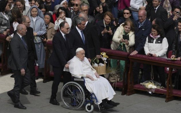 Camiseta papal