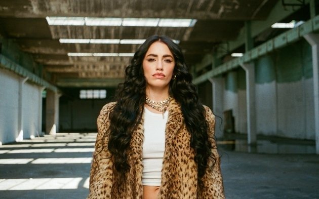 Lali escuchó y donó siete vestidos a La Casa del Teatro