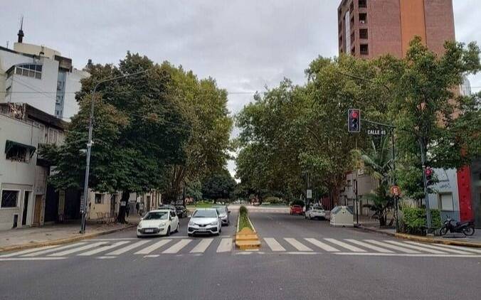 Comercios abiertos y servicios limitados: así funciona La Plata en esta jornada “no laborable”